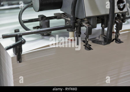 Stapel leeren Blätter aus weissem Karton für die Druckindustrie Maschine Nahaufnahme Stockfoto