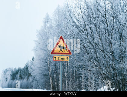 Gefahr Rentier Schild in der Landschaft Straße in schneereichen Winter Rovaniemi, Lappland, Finnland. Stockfoto