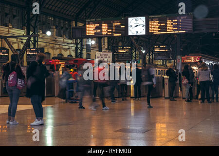 Valencia, Spanien - März 09, 2019: Passagiere am Bahnhof in Valencia. "Estacion Nord', Renfe. Stockfoto