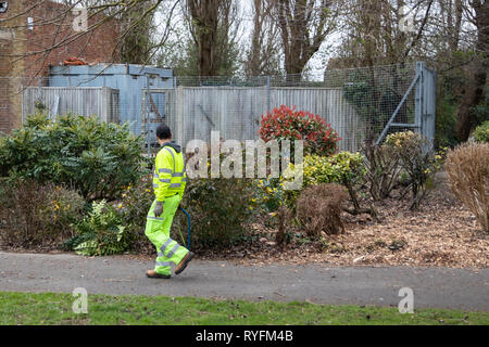 Rat Gärtner tragen, Gut sichtbare Kleidung bei der Arbeit im Park Stockfoto