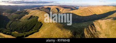 Antenne Panorama zeigt die Hügel rund um Talla Reservoir in den Scottish Borders Blick nach Norden im Abendlicht auf dem Weg zur fernen Pentland Hills. Stockfoto