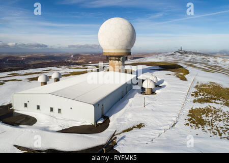 Luftbild von lowther Hill National Air Traffic Services Radar Station über den Dörfern von Leadhills und Wanlockhead in Dumfries und Galloway. Stockfoto