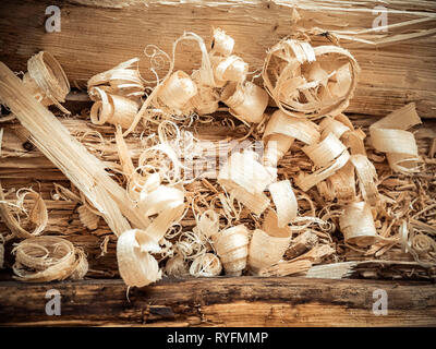 Holzspäne auf einem Holz. Curly Holzspäne Stockfoto