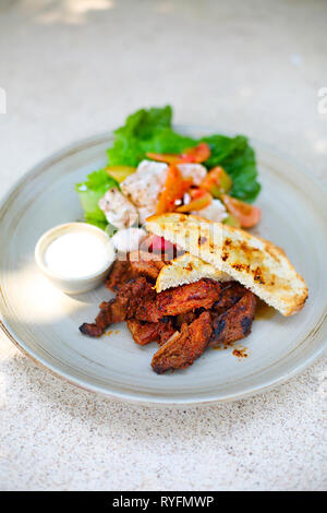 Salat mit Roastbeef, Tofu, Tomaten, Salat und Gemüse Stockfoto