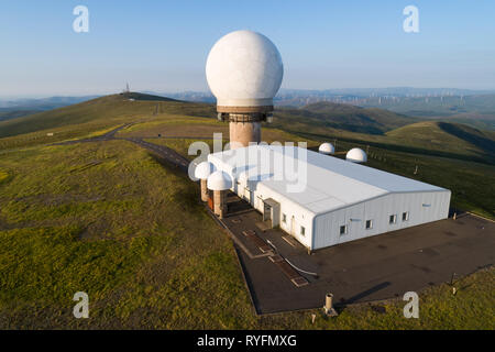 Luftbild von lowther Hill National Air Traffic Services Radar Station über den Dörfern von Leadhills und Wanlockhead in Dumfries und Galloway. Stockfoto