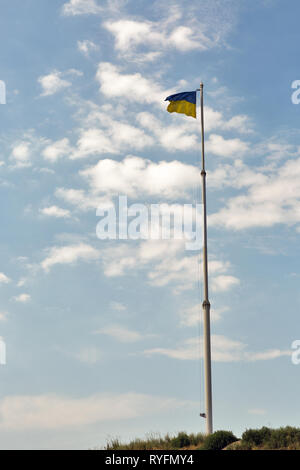 Flagge der Ukraine winken im Wind gegen bewölkt blauer Himmel auf khortytsia Island, Ukraine. Stockfoto