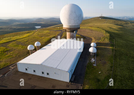 Luftbild von lowther Hill National Air Traffic Services Radar Station über den Dörfern von Leadhills und Wanlockhead in Dumfries und Galloway. Stockfoto