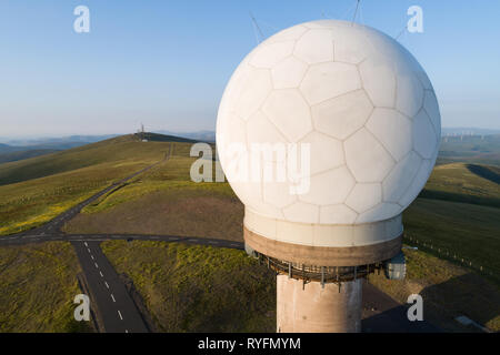 Luftbild von lowther Hill National Air Traffic Services Radar Station über den Dörfern von Leadhills und Wanlockhead in Dumfries und Galloway. Stockfoto