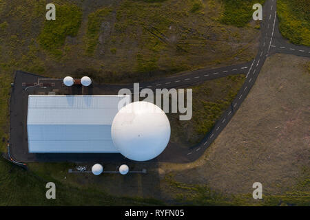 Luftbild von lowther Hill National Air Traffic Services Radar Station über den Dörfern von Leadhills und Wanlockhead in Dumfries und Galloway. Stockfoto