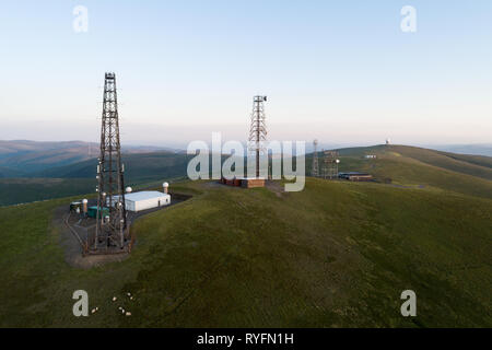 Luftbild von lowther Hill National Air Traffic Services Radar Station über den Dörfern von Leadhills und Wanlockhead in Dumfries und Galloway. Stockfoto