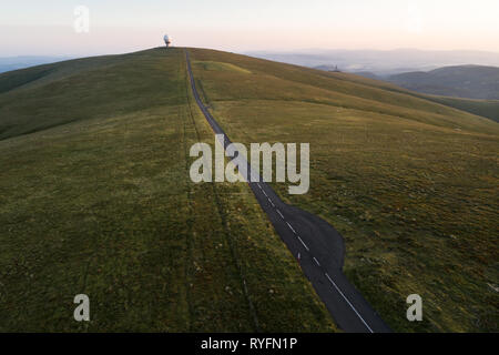 Luftbild von lowther Hill National Air Traffic Services Radar Station über den Dörfern von Leadhills und Wanlockhead in Dumfries und Galloway. Stockfoto