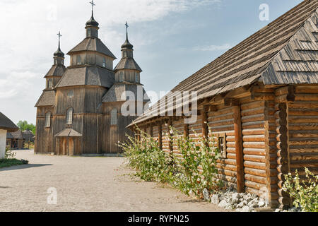 Mittelalterliche hölzerne Kirche, Tempel der Kosaken. Gebäude auf Zaporozhskaya befinden sich auf der Insel Khortytsia in der Ukraine. Stockfoto