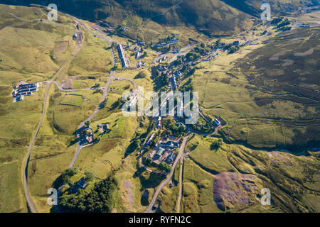 Arial Bild von Wanlockhead, Schottlands höchsten Dorf mit alten Grubenbaue und industriellen Abfällen. Stockfoto