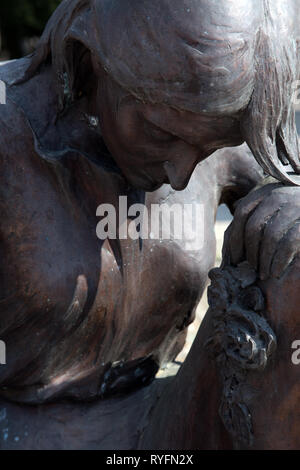 Statue/Denkmal eines Mannes Grab stein in den Cimitero monumentale di Milano - monumentale Friedhof - Mailand Italien Stockfoto