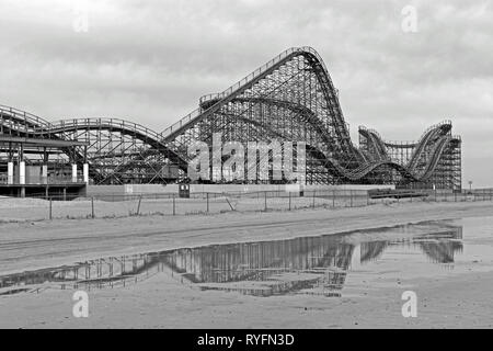 Der große weiße Achterbahn, Abenteuer Pier, Moreys Piers, Wildwood am Meer, New Jersey, USA Stockfoto