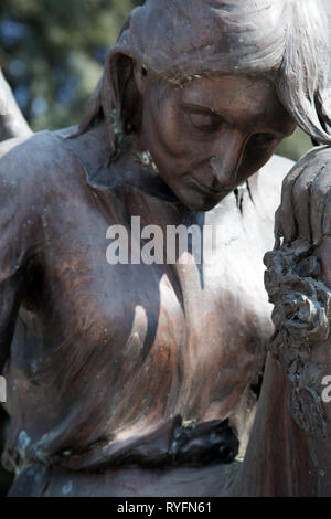 Statue/Denkmal eines Mannes Grab stein in den Cimitero monumentale di Milano - monumentale Friedhof - Mailand Italien Stockfoto