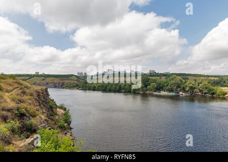 Landschaft mit Saporoshje Stadtbild in der Ferne und Khortytsia, der größten Insel des Flusses Dnjepr, der Ukraine. Stockfoto