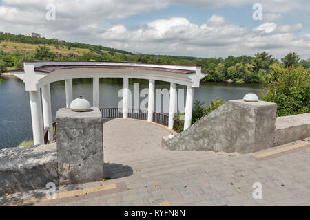 Landschaft mit Säulengang, Saporoshje Stadtbild in der Ferne und Khortytsia, der größten Insel des Flusses Dnjepr, der Ukraine. Stockfoto