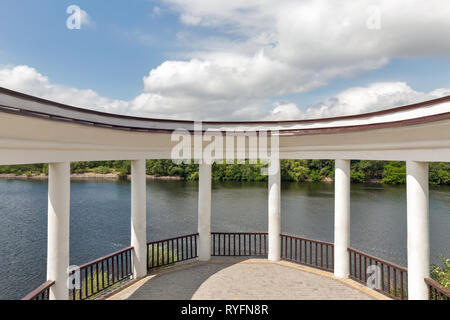 Landschaft mit Säulengang, Saporoshje Stadtbild in der Ferne und Khortytsia, der größten Insel des Flusses Dnjepr, der Ukraine. Stockfoto