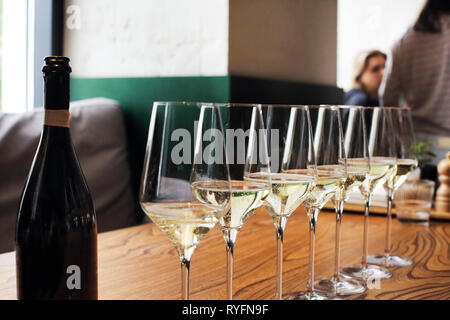 Champagner oder Prosecco in der Brille und Veranstaltungsräume. Nahaufnahme Stockfoto