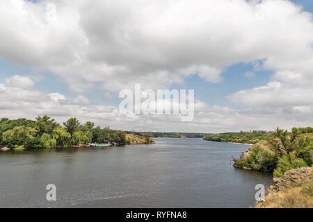 Landschaft mit Saporoshje Stadtbild in der Ferne und Khortytsia, der größten Insel des Flusses Dnjepr, der Ukraine. Stockfoto