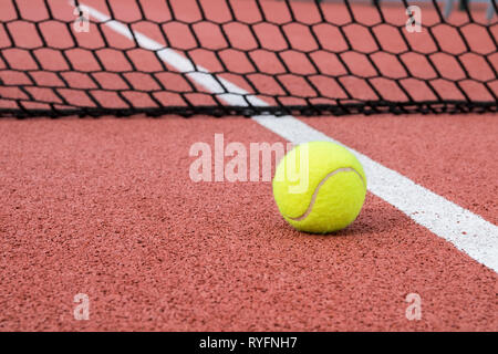 Gelbe Tennisball in Hard Court Seite weiße Linie in net Hintergrund Stockfoto
