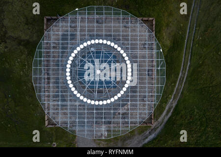 Antenne Bild mit dem VOR/DME-National Air Traffic Services Beacon auf dem Gipfel des Großen Gesetzes, dem zweithöchsten Punkt im südlichen Schottland. Stockfoto