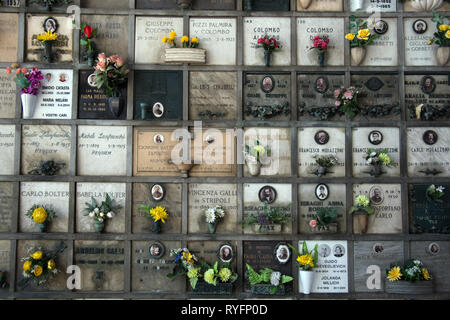 Diese Grabstätte Mauer in den Cimitero monumentale di Milano, Mailand monumentale Friedhof, Mailand Italien Stockfoto