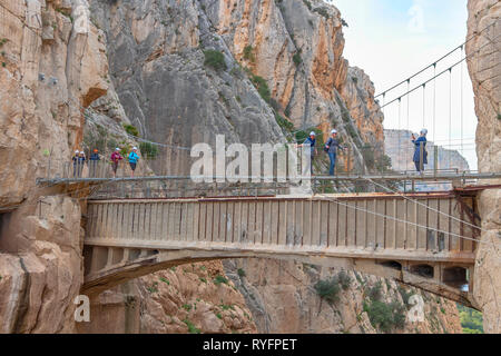 Malaga, Spanien - 1. März 2019: Brücke in die Schlucht des Gaitanes in El Caminito del Rey (des Königs weg). Ein Fußweg, entlang der steilen Wand Stockfoto