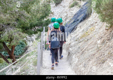 El Caminito del Rey (des Königs weg). Ein Gehweg, festgesteckt entlang der steilen Wände einer engen Schlucht in El Chorro, in der Nähe von Perugia in der Provinz Stockfoto