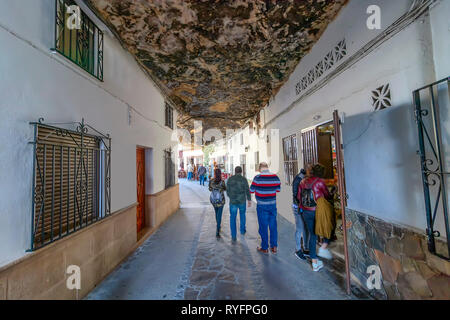 Straße mit Wohnungen in Felsen Überhängen oberhalb von Rio Trejo gebaut. Setenil de las Bodegas, Spanien Stockfoto