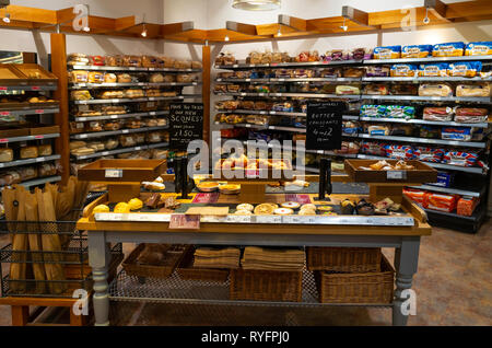 Eine allgemeine Ansicht der Anzeige der frisch gebackene Artisan Brot in Laubhütten Supermarkt Ripon North Yorkshire England Großbritannien Stockfoto