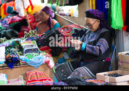 Schwarze Hmong Frau in Bac Ha Markt. Schwarzen H'Mong ethnische Minderheit von Sapa, Lao Cai, Vietnam Stockfoto