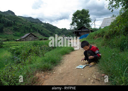 Vietnamesische kid Zeichnung auf einem Pfad in Sapa, Lao Cai, Vietnam Stockfoto