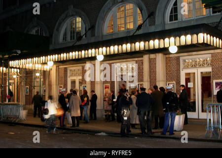 New York, NY, USA. 08 Nov, 2007. Atmosphäre, außen am Donnerstag, November 8, 2007 New York Comedy Festival für Helden Nutzen für den Bob Woodruff Familie Fonds bei der Town Hall in New York, NY, USA. Quelle: Steve Mack/S.D. Mack Bilder/Alamy Stockfoto