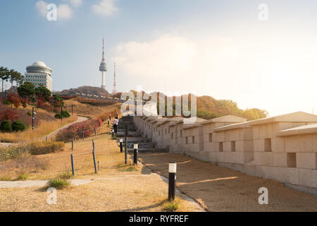 Seoul Tower mit gelben und roten Herbst Ahorn Blätter am Namsan Berg in Südkorea. Stockfoto