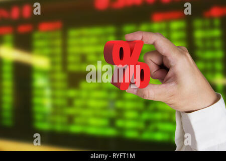 Hand, 3D Rot Prozentzeichen mit display board Hintergrund Stockfoto
