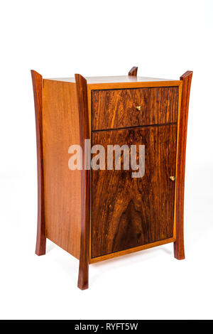 Individuell gefertigte Holzmöbel auf weißem Hintergrund Stockfoto