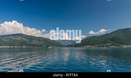 Kleine touristische Orte an der Bucht von Kotor in Montenegro, in einem sonnigen Sommertag. Beginn der Kreuzfahrt von Tivat Stadt. Stockfoto