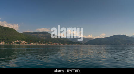 Kleine touristische Orte an der Bucht von Kotor in Montenegro, in einem sonnigen Sommertag. Beginn der Kreuzfahrt von Tivat Stadt. Stockfoto