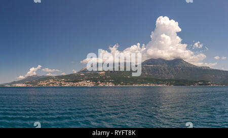 Kleine touristische Orte an der Bucht von Kotor in Montenegro, in einem sonnigen Sommertag. Beginn der Kreuzfahrt von Tivat Stadt. Stockfoto