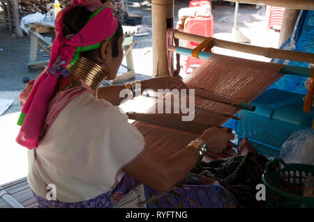Chiang Rai Thailand, Frau aus der Karen lange Hals Stamm im Dorf touristischen Markt arbeiten Stockfoto