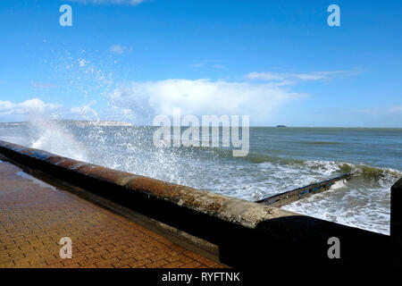 Wellen gegen die Küste Verkleidung Wand an Shanklin Esplanade direkt am Meer, Isle of Wight, Großbritannien. Stockfoto