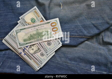 100 Amerikanischen Dollar Bill aus der blauen Jeans pocket klemmt. Stockfoto