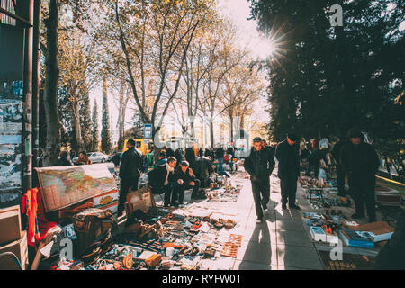 Tiflis, Georgien - Oktober 29, 2016: Shop Flohmarkt Antiquitäten alte Retro Vintage Sachen auf trockenen Brücke. Swap Meet in Tbilissi. Stockfoto