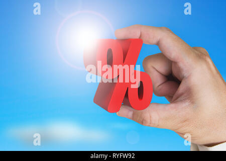 Hand, 3D Rot Prozentzeichen mit Sky Sonnenlicht Hintergrund Stockfoto