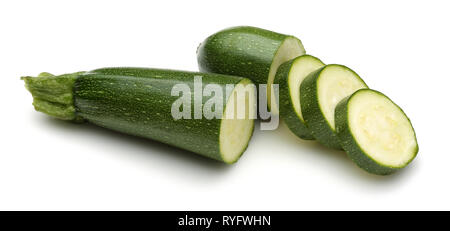 In Scheiben geschnittene grüne Zucchini auf weißem Hintergrund Stockfoto