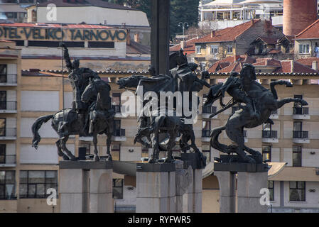 Veliko Tarnovo, Bulgarien - Ansicht der Asenevtsi Denkmal in der Stadt. Das Denkmal ist Zar Asen, Peter, Kalojan und Ivan Assen II. Stockfoto