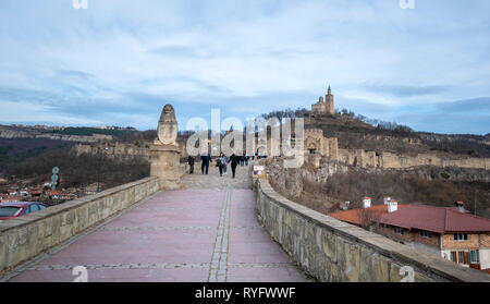 Schöne Panoramasicht auf mittelalterlichen Tsarevets Festung in Veliko Tarnovo, Bulgarien Tag anzuzeigen. Die berühmte historische Hauptstadt. Panorama. Stockfoto