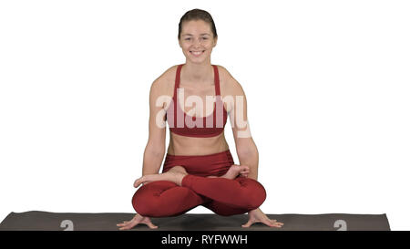 Schöne junge Frau Yoga oder Pilates Übung Arm Balance mit gekreuzten Beinen, Maßstab der Körperhaltung, Tolasana, Utpluthi auf weißem Hintergrund. Stockfoto